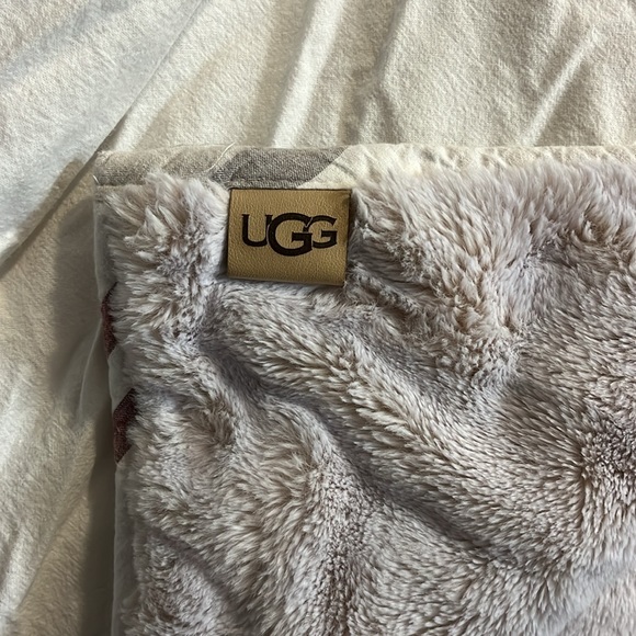 Queen UGG Comforter - Picture 4 of 5